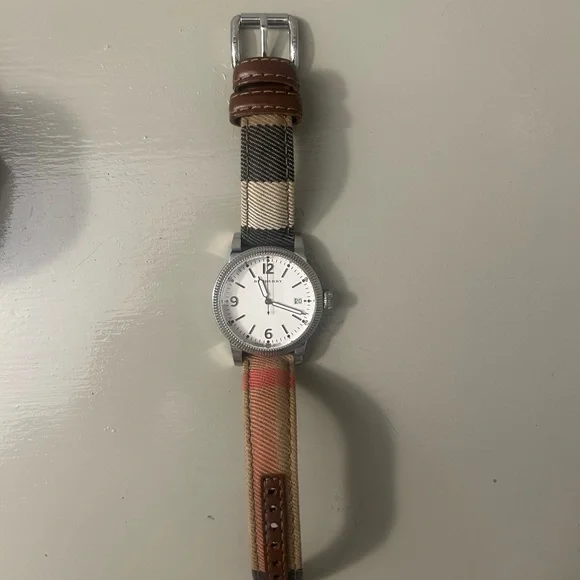 Burberry watch like new great condition!!! Burberry Womens Gold Chain Round Watch Great Condition  main image 4